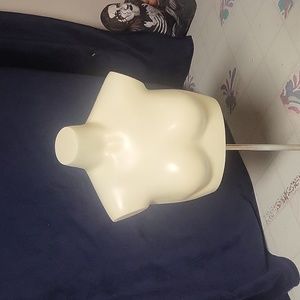 A women's torso mAniq.